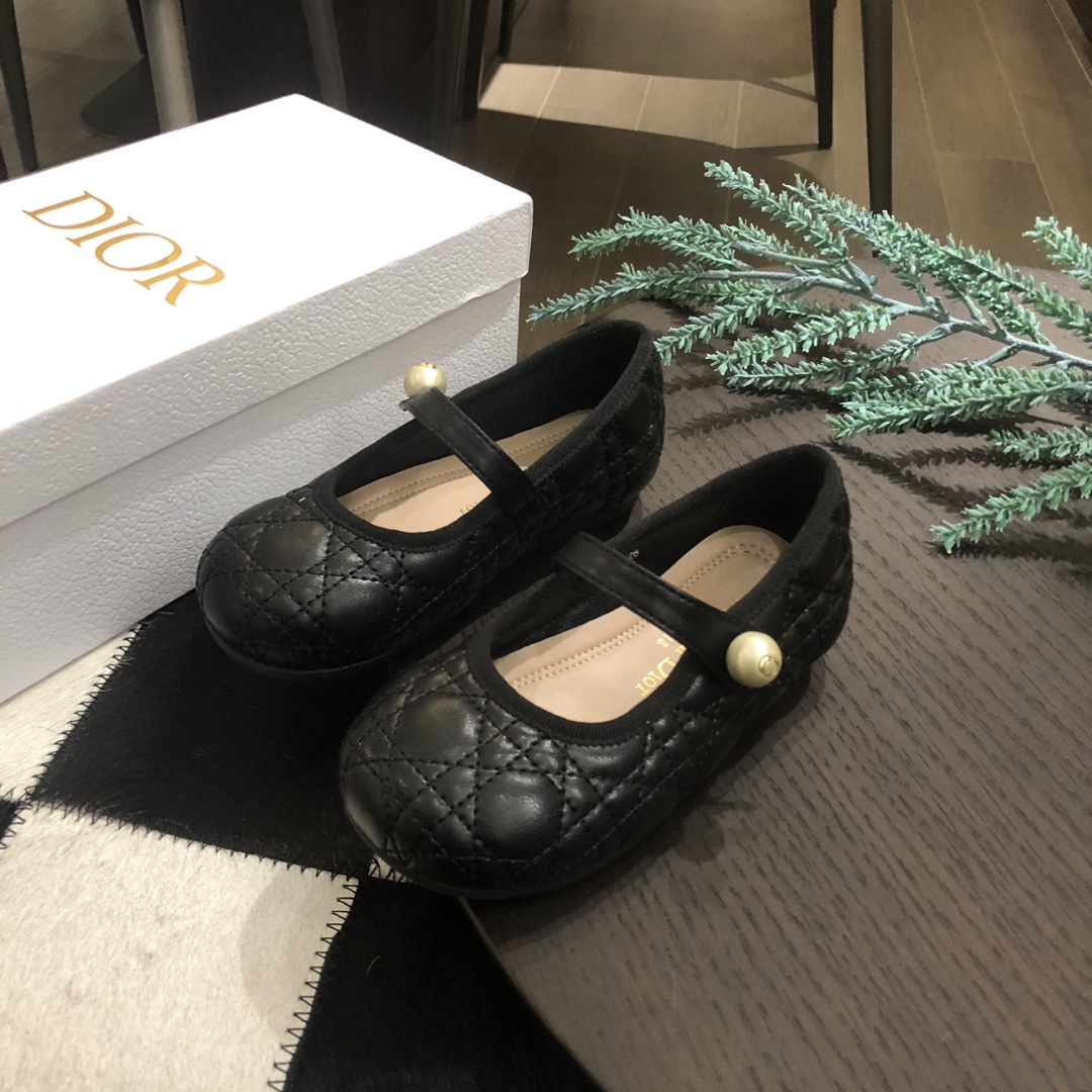 Children's shoes child